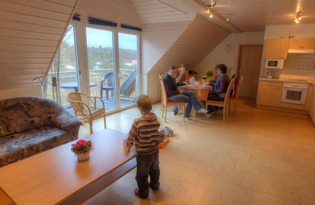 Geräumige 90qm Ferienwohnung mit Balkon, viele Freizeit-und Erlebnisangebote, kostenfreies WLAN