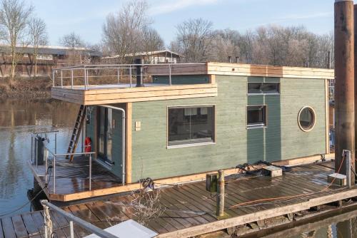 Geräumige, hochwertiges Hausboot PETITE mit Kamin