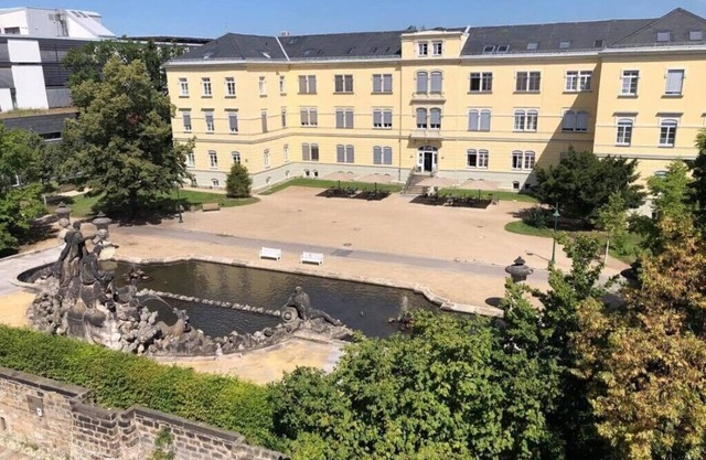 Geräumige Wohnung in Park- und Elbe Nähe. Voll Ausgestattete Küche mit Balkon