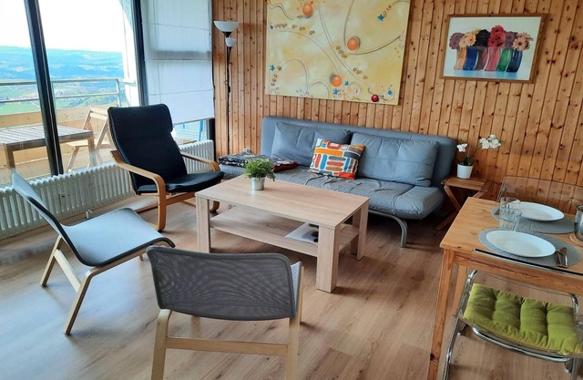 Geräumiges 2,5-zimmer-apartment mit Balkon und Küche