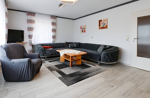 Geräumige FeWo (92qm) mit großer Terrasse und Garten