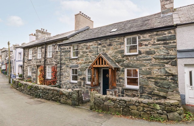 GERLAN, family friendly, character holiday cottage in Harlech