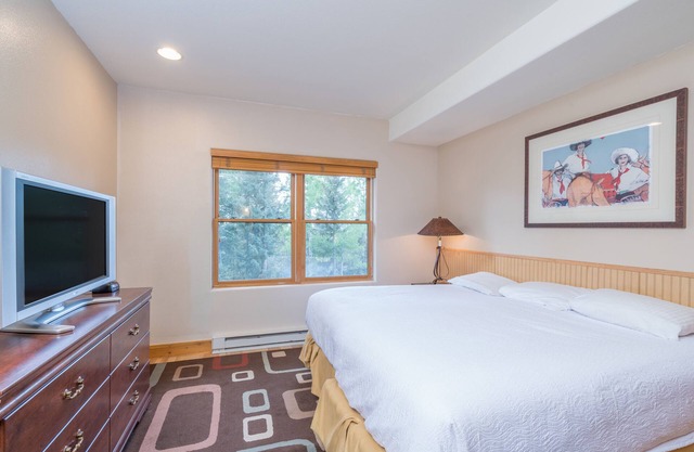 Get the Perks of the Bear Creek Lodge in Private Pet-Friendly Lock-Off Room