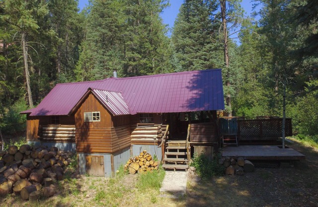Getaway Cabin Ideally Located Between Wolf Creek and Pagosa Springs!