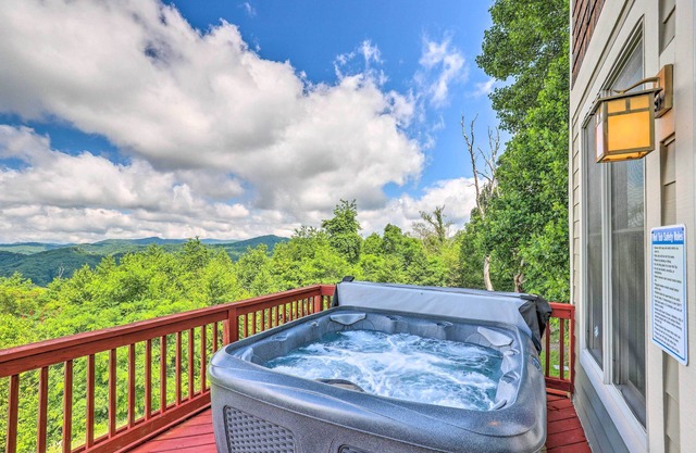 ‘Getaway Chalet’ in Mars Hill w/Hot Tub & Views!