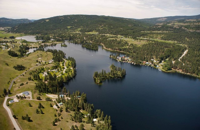 Getaway retreat overlooking beautiful Curlew Lake