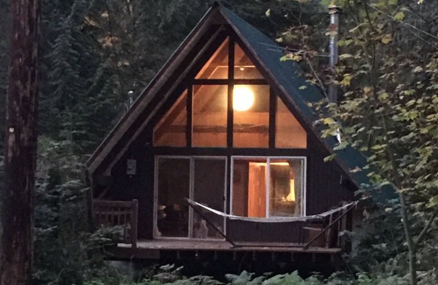 GetAWay Ski Cabin 13 miles to Stevens Pass, HOT TUB!