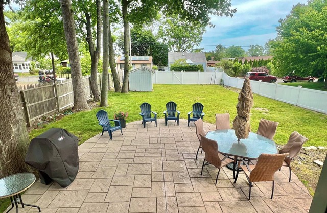 Getaway to the beach! Large updated house w backyard, 3/4mi to the beach