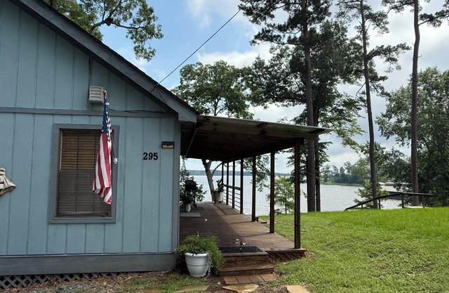 Getaway vacation home on Toledo bend. Right on the water with dock!