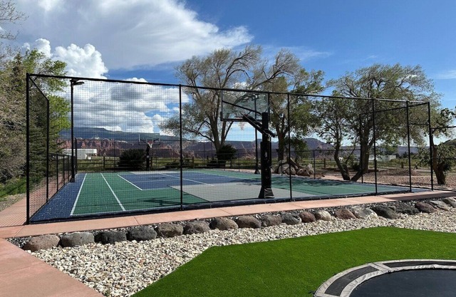 Getaway w/sport court! Near Capitol Reef- Sleeps 21 in beds/26 total