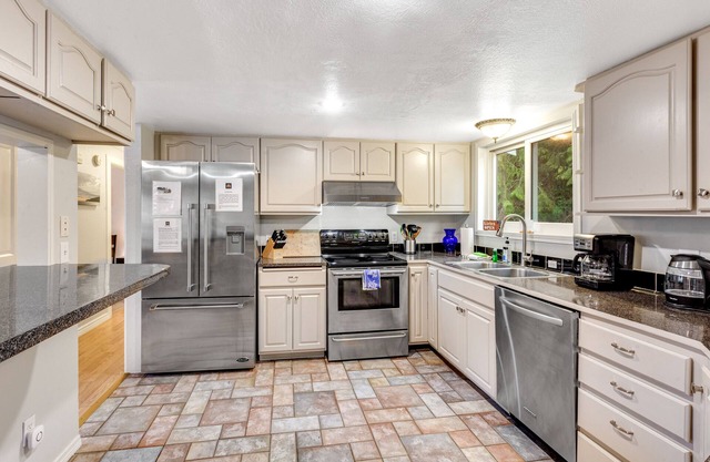 Getaway with large deck, play area, enclosed yard & game room - near Lone Lake