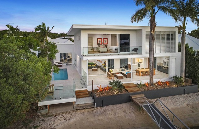 Getaway2Noosa WYUNA 7 WATERFRONT home beach, pontoon, heated pool.