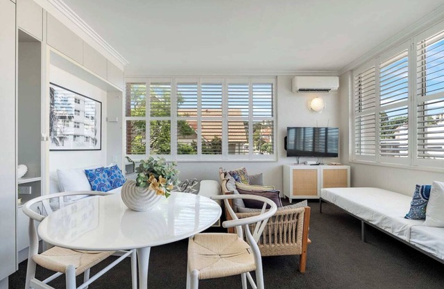 Getawayz NSW - Bay Court II -Spacious Waterside Studio next to Hayes Beach, Cafes & Ferry!
