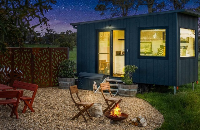 Getawayz NSW - Kates Paddock - Tiny Home w/ Kangaroos & Gum trees