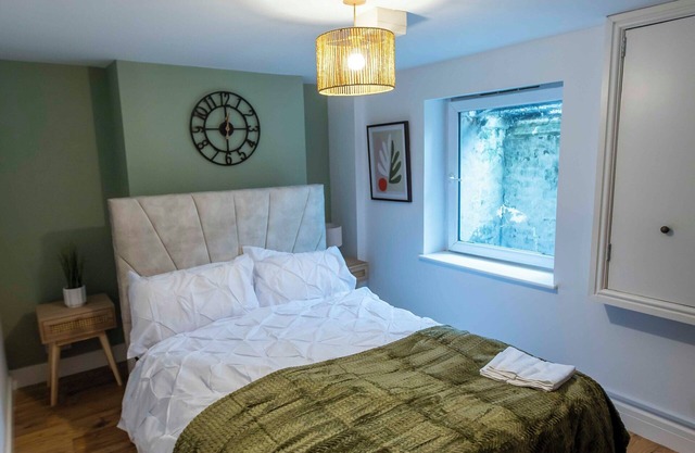 GH Elgar - Stylish 3-Bedroom Maisonette in Reading