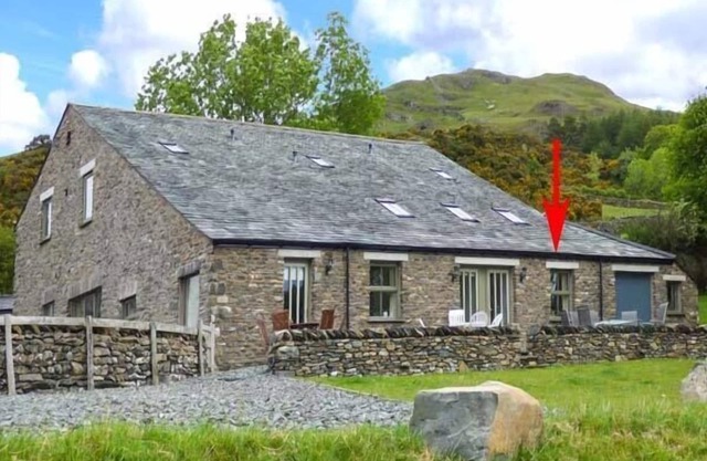 GHYLL BANK COW SHED, pet friendly, with a garden in Staveley