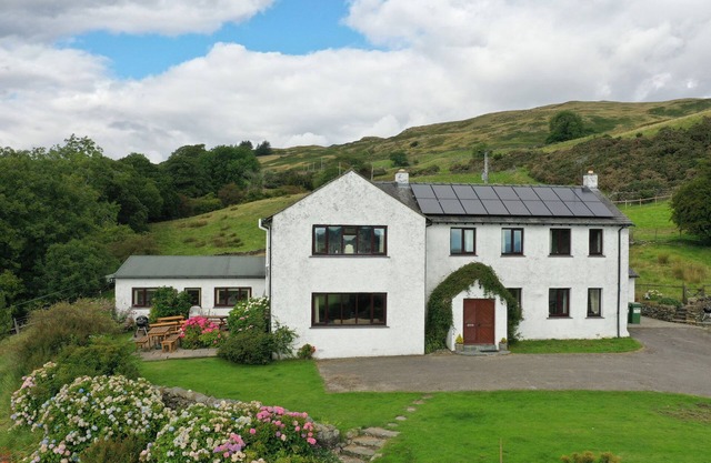 GHYLL BANK HOUSE, pet friendly, with open fire in Staveley