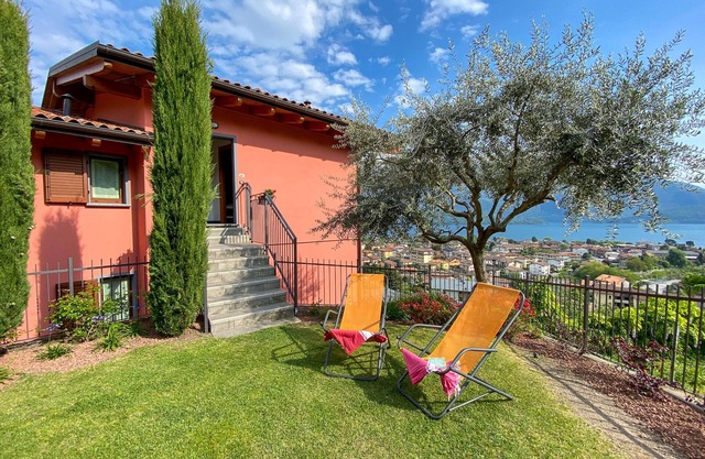 Giardino-Maria Papavero Holiday Apartment with Lake View