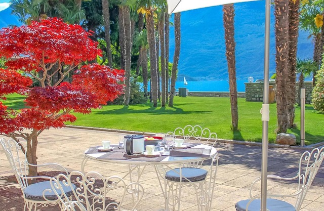 GiardinoLago Azzurro Holiday flat on the lake with pool