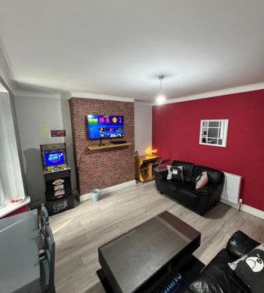 Giga Residential 4 Bedrooms, 8 guests , Near City Centre, Arcade Machine, Sky TV, Netflix, Free Wifi, Free Parking