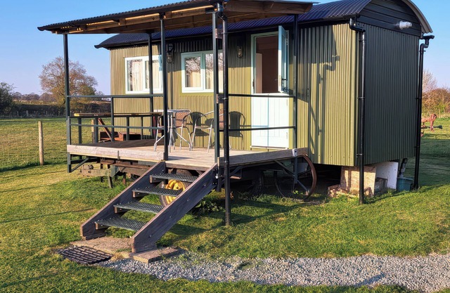 GILBERRY SHEPHERDS HUT, romantic, with open fire in Church Stretton