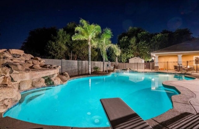 Gilbert Royalty-Heated Pool, Spa, Home Theaternn