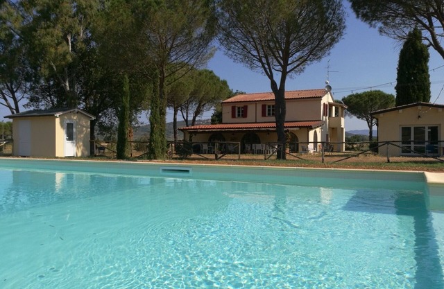 Ginestra - Cozy, bright vacation apartment with pool, large garden near the sea
