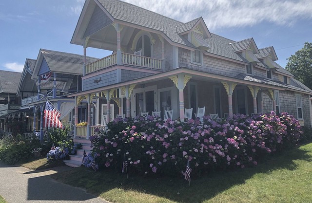 Gingerbread cottage with stunning Oak Bluffs Harbor View