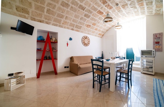 Gioia Casa Vacanze - Two Bedroom Apartment, Sleeps 4