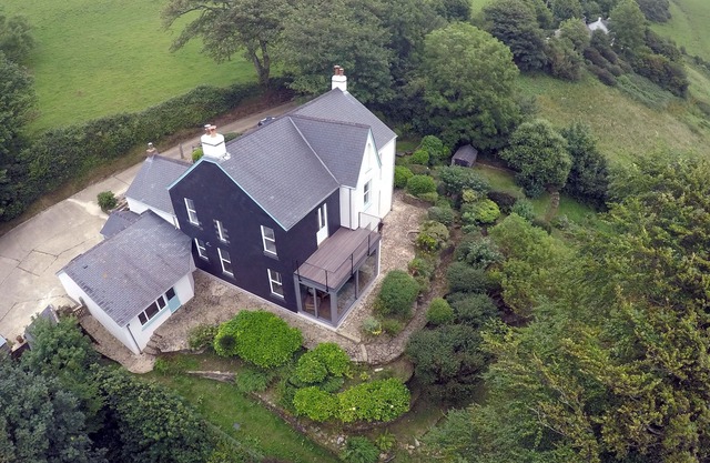 Girt Farm is a beautifully restored and stylishly decorated 18th Century house