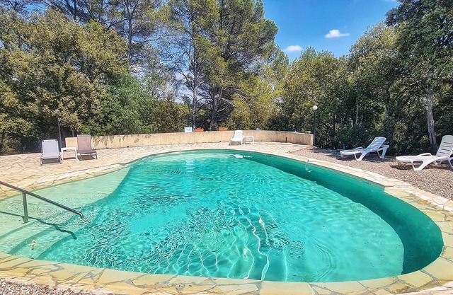 Gîte, 2*, air conditioned, in a peaceful setting between olive trees and pool