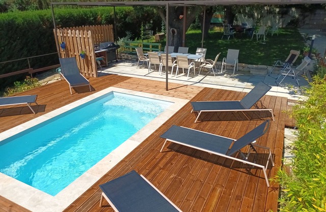 Gîte at the foot of the Dentelles de Montmirail, enchanting setting, guaranteed relaxation.