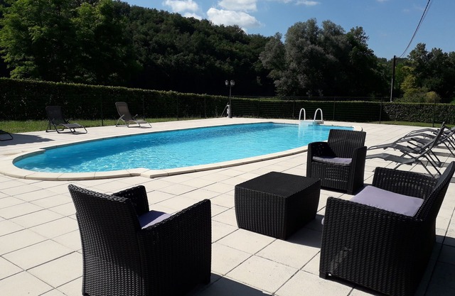 Gite LE PEYSSET between SARLAT and MONTIGNAC LASCAUX with private pool.