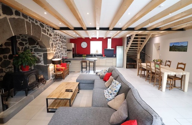Gite Neussargues en Pinatelle, 4 bedrooms, 9 persons