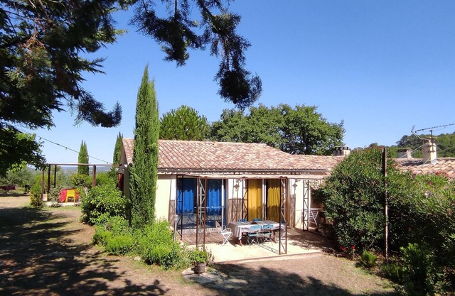 Gîte Romarin, between vineyards and olive groves.
