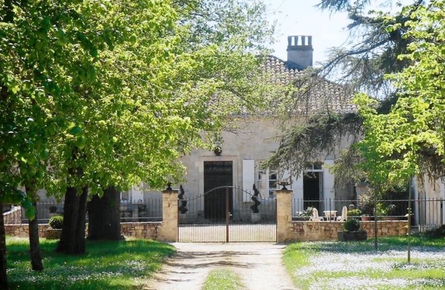 Gite with large swimming pool, play area, adapted for wheelchair users. Quality bedding.