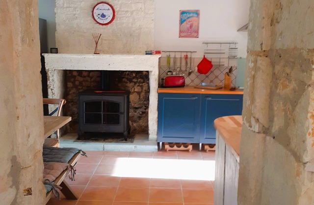 Gîte with swimming pool at Les Ormeaux, charming location, calm and greenery, sleeps 10, 4*.
