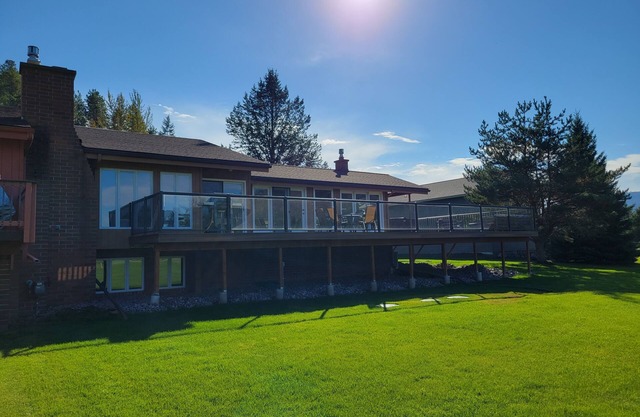 Glacier park views on the golf course! Great for Families.