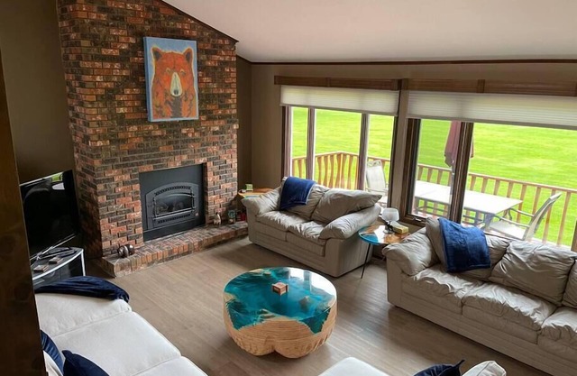 Glacier retreat! 2BR/2BA 4 E-bikes ON Golf Course
