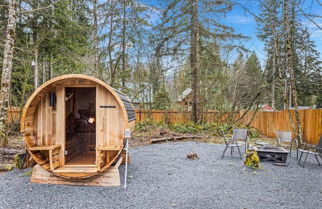 Glacier Run, Hot Tub, Sauna,Movie Theater, WiFi, EV