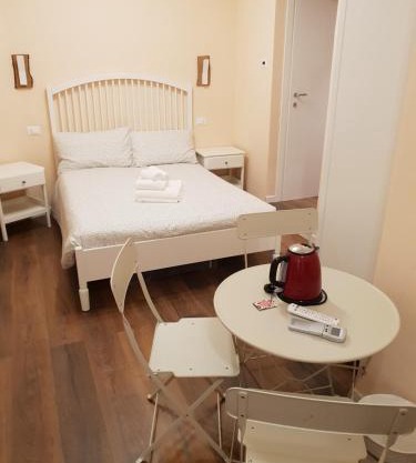 Glam Resort G H O S T E L