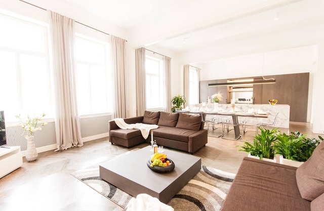 Glamour Premium A 5-Bedrooms, 5-Bathrooms, Balcony apartment -Prague Old Town
