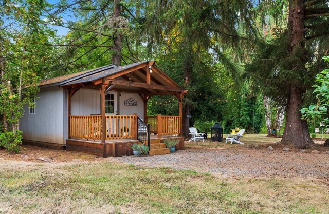 Glamping Adventure on the Banks of the Thomas River, Fire-Pit, BBQ & Renovated Barn, 2 Miles to Scio