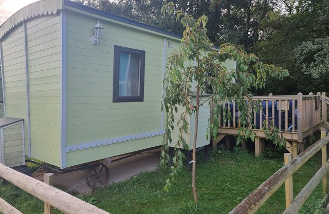 Glamping Hut - Riverview 4