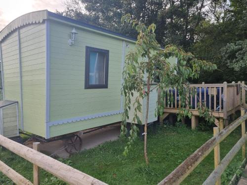 Glamping Hut - Riverview 4