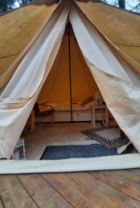Glamping im Wildgehege im 4 m Zelt