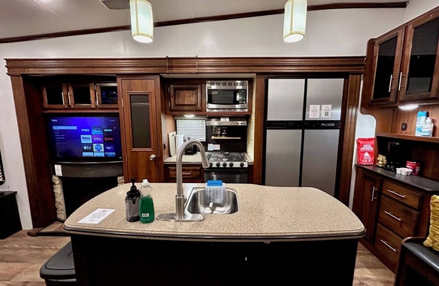 Glamping in Style - Queen - Mini-Split - Workspace