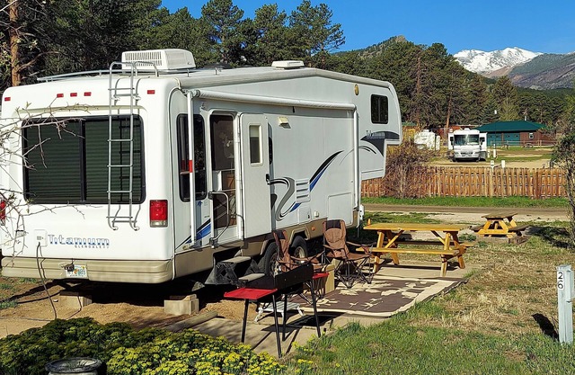 Glamping near Rocky Mountain National ParknDogs, Cool Nights, and S'mores!n