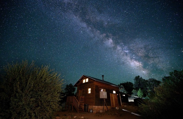 Glamping, off-grid adventure at peace-friendly cabin on 10 acres w/STARGAZING!