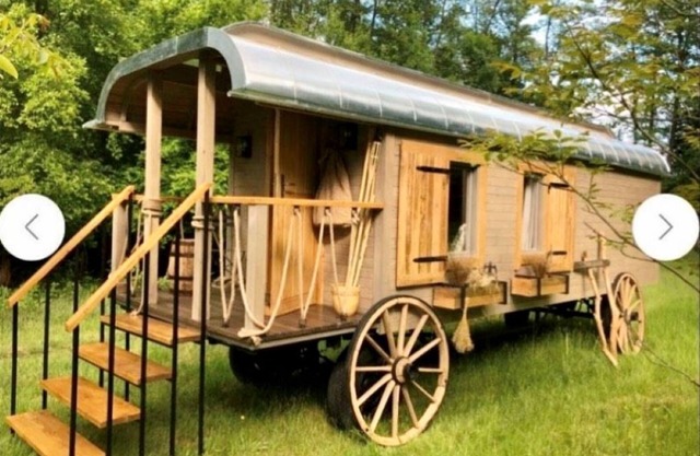 Glamping: relaxation in a circus wagon